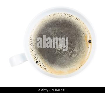 vue de dessus d'une tasse de boisson chaude à base de racine de chicorée (thé de racine de chicorée) isolée sur fond blanc Banque D'Images