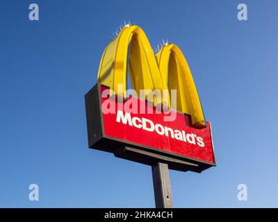 McDonalds Golden arches signe contre un ciel bleu, Milton Keynes, Royaume-Uni Banque D'Images