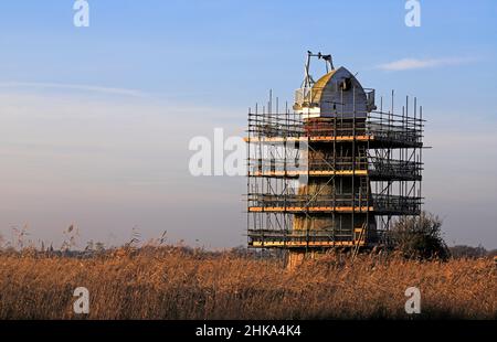 Usine de drainage de niveau St Benet sur les marais Horning avec échafaudage pour travaux de restauration, vue de Thurne, Norfolk, Angleterre, Royaume-Uni, en janvier 2022. Banque D'Images