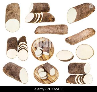 ensemble de différents tubercules de yam africain sur une planche à découper en bois isolée sur fond blanc Banque D'Images