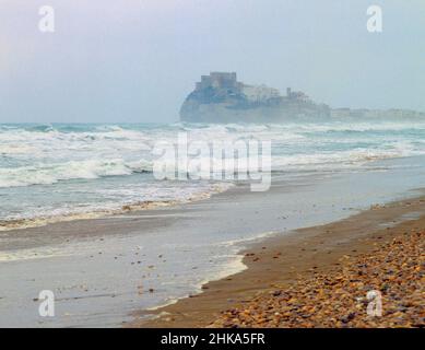 MAR EN TORMENTA CON EL CASTILLO DE PEÑISCOLA AL FONDO (FOTO SIMILAIRE CON BUEN TIEMPO Nº143908) - FOTO AÑOS 90 -.Emplacement: CASTILLO.Peñíscola.Castellón.ESPAGNE. Banque D'Images