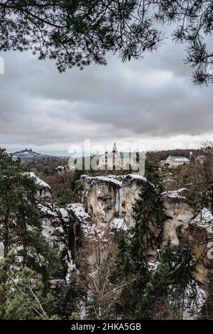 Renaissance château Hruba Skala situé sur le sol de grès dans Cesky raj, Bohemian Paradise, belle vue des formations rocheuses locales, Trosky Castle.Rock Banque D'Images