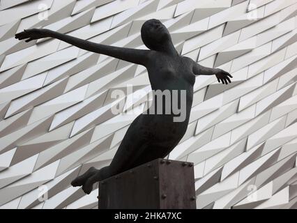 Skulptur Titanica von Rowan Gillespie vor dem Gebäude, Titanic Museum à Belfast, Nordirland, Die Titanic Belfast ist eine Besucherattraktion, die 201 Banque D'Images