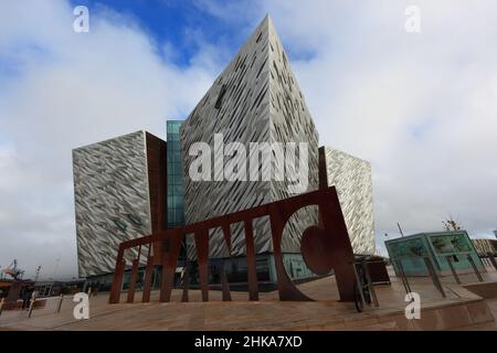 Titanic Museum à Belfast, Nordirland, Die Titanic Belfast ist eine Besucherattraktion, die 2012 eröffnet wurde und ein Denkmal für das maritime Erbe Banque D'Images