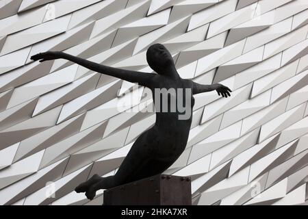 Skulptur Titanica von Rowan Gillespie vor dem Gebäude, Titanic Museum à Belfast, Nordirland, Die Titanic Belfast ist eine Besucherattraktion, die 201 Banque D'Images