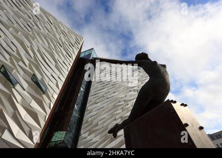 Skulptur Titanica von Rowan Gillespie vor dem Gebäude, Titanic Museum à Belfast, Nordirland, Die Titanic Belfast ist eine Besucherattraktion, die 201 Banque D'Images