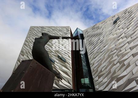 Skulptur Titanica von Rowan Gillespie vor dem Gebäude, Titanic Museum à Belfast, Nordirland, Die Titanic Belfast ist eine Besucherattraktion, die 201 Banque D'Images