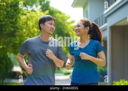 Les couples asiatiques font du jogging dans le quartier pour la santé et le bien-être quotidiens, à la fois physique et mental et simple antidote au stress quotidien et ainsi de suite Banque D'Images