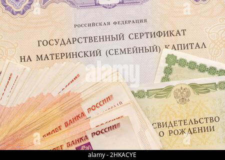 Texte Fédération de Russie certificat d'État sur le capital familial de maternité et beaucoup d'argent notes cinq millièmes.Soutien de l'État à la famille à la naissance de seco Banque D'Images