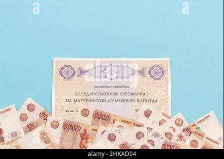 Texte Fédération de Russie certificat d'État sur le capital familial de maternité et beaucoup d'argent notes cinq millièmes.Soutien de l'État à la famille à la naissance de seco Banque D'Images