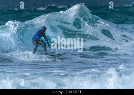 Le surf d'hiver au Fistral à Newquay, en Cornouailles, au Royaume-Uni. Banque D'Images