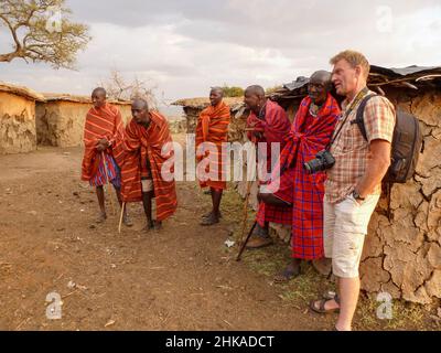 touristes et hommes masai au Kenya Banque D'Images