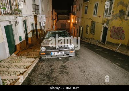 Lisbonne, Portugal - 2 février 2018: Vue de face de l'olf Volskwagen VW diesl voiture de golf garée sur une rusitc vieille rue vintage dans le centre de Lisbonne - nuit avec de longues ombres Banque D'Images