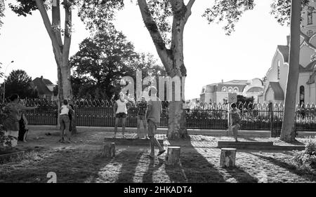 Strasbourg, France - 29 juillet 2019 : groupe d'amis jouant la pétanque traditionnelle avec tous les saints Eglise orthodoxe russe en arrière-plan - image en noir et blanc Banque D'Images