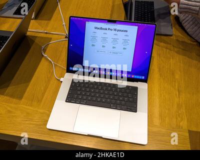 Strasbourg, France - 29 octobre 2021 : ordinateur portable le plus puissant de l'Apple Store - nouveau MacBook Pro Professional repensé avec M1 Pro et M1 Max CPU Banque D'Images