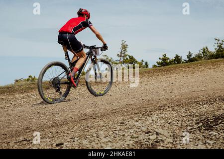 athlète cycliste sur piste ascendante en vtt Banque D'Images