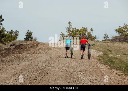 deux cyclistes vont en montée avec leurs vtt Banque D'Images