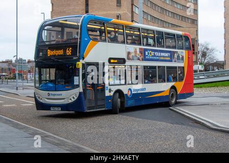 Un BUS À impériale SCANIA NUD 4X2 quittant la gare routière de Preston ; circuit en autocar, lignes de bus, contrats scolaires, location privée, excursions d'une journée et voyage de vacances pour les passagers Banque D'Images