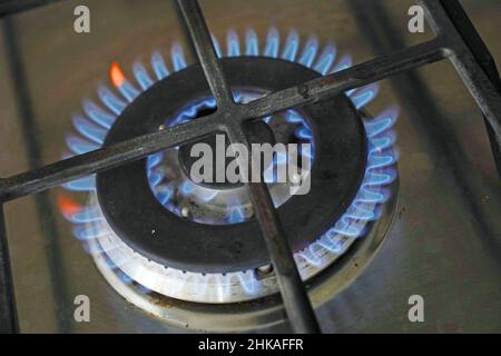 Flamme générée par une table de cuisson à gaz.Les prix de l'énergie augmenteront de £693 par an pour des millions de ménages après que le régulateur Ofgem ait augmenté le plafond des prix sur les factures à £1 971 ou 54%.Date de la photo : jeudi 3 février 2022. Banque D'Images