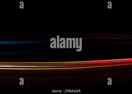 Feux rouges et blancs des voitures qui passent.Autoroute de nuit. Banque D'Images
