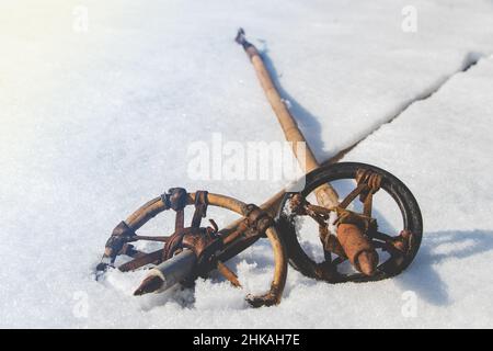 Bâtons de ski vintage dans la neige, l'hiver approche. Style rétro Banque D'Images