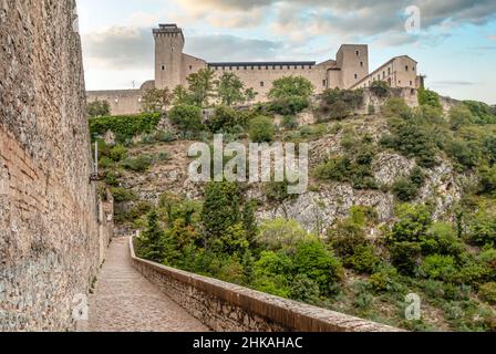 Vue depuis le pont de l'aqueduc Ponte delle Torri au château Rocca Albornoziana, Spoleto, Ombrie, Italie Banque D'Images