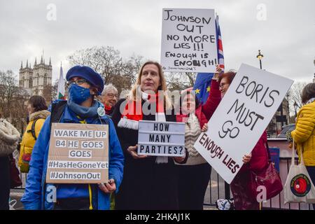 Londres, Royaume-Uni 2nd février 2022.Manifestants sur la place du Parlement.Des manifestants se sont rassemblés à Westminster alors que la pression continue de monter sur Boris Johnson au-dessus de « Partygate ». Banque D'Images