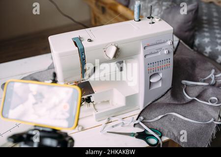 Tournage vidéo du processus de couture, atelier sur la conception de vêtements sur smartphone Banque D'Images