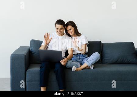 Vue d'un jeune couple heureux l'appel vidéo sur ordinateur Banque D'Images