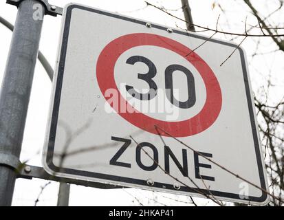 Stuttgart, Allemagne.03rd févr. 2022.Un panneau de signalisation portant l'inscription 30 zone indique une zone de vitesse 30.Le Conseil municipal de Stuttgart décide le 03.02.2022 d'une initiative visant à augmenter le Tempo 30 dans la ville.Credit: Bernd Weißbrod/dpa/Alay Live News Banque D'Images