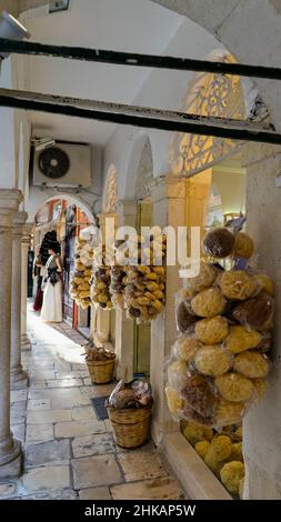 De véritables éponges de mer naturelles de l'île de Corfou pendent dans un magasin dans la vieille ville de Kerkira à Corfou, en Grèce.Mise au point intentionnelle Banque D'Images