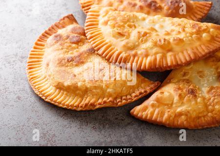 Chebureki sont des turnovers salés qui sont la définition de la nourriture de confort slaves dans la table.Horizontale Banque D'Images