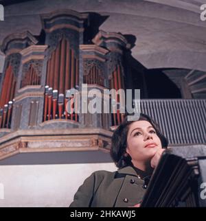 Hannelore Elsner, deutsche Sauspielerin und Autorin, im Innenraum einer Kirche, Deutschland UM 1969.L'actrice allemande Hannelore Elsner à l'intérieur d'une église, Allemagne vers 1969. Banque D'Images