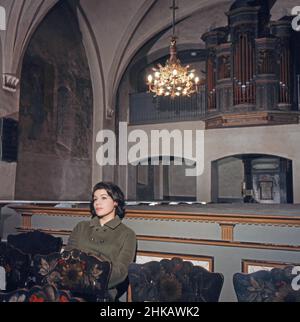 Hannelore Elsner, deutsche Sauspielerin und Autorin, im Innenraum einer Kirche, Deutschland UM 1969.L'actrice allemande Hannelore Elsner à l'intérieur d'une église, Allemagne vers 1969. Banque D'Images