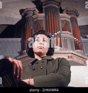 Hannelore Elsner, deutsche Sauspielerin und Autorin, im Innenraum einer Kirche, Deutschland UM 1969.L'actrice allemande Hannelore Elsner à l'intérieur d'une église, Allemagne vers 1969. Banque D'Images