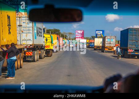 Vue du conducteur des camionneurs faites une pause dans une zone de repos à côté d'un village sur une autoroute kenyane à travers la vallée du grand Rift à l'ouest de Nairobi Banque D'Images