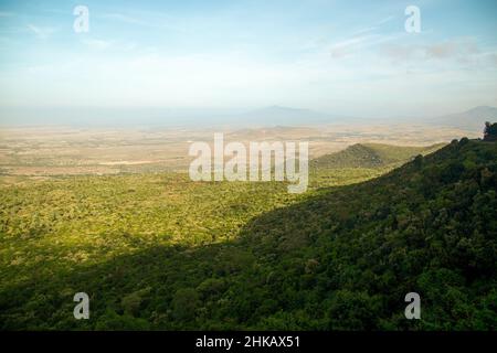 Vue fantastique sur la vallée du Rift, Kenya, avec le mont Longonot en arrière-plan Banque D'Images