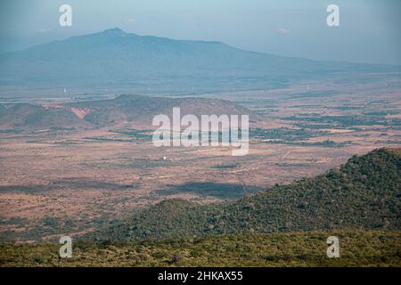Vue fantastique sur la vallée du Rift, Kenya, avec le mont Longonot en arrière-plan Banque D'Images