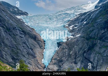 LOEN, NORVÈGE - 2020 JUIN 20. Vue rapprochée sur le glacier de Briksdalsbreen en Norvège. Banque D'Images