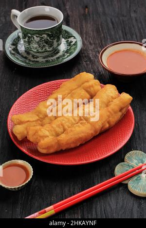 Cakwe ou Cakue ou Yutiao est un en-cas traditionnel chinois, long Golden-Brown Deep Fried Strip of Dough, populaire en Chine et en Asie du Sud-est Banque D'Images