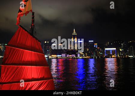 Une jonque rouge chinoise avec vue nocturne sur le port de victoria à Hong kong Banque D'Images