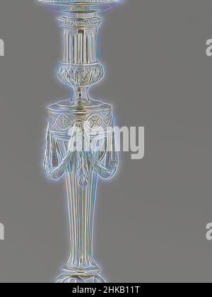 Inspiré par Candlestick, Candlestick d'argent, dans le style Louis XIV. La tige cannelée s'élargit vers le haut et se termine par un cadre de rosette duquel pendent trois guirlandes., argentmith : Cornelis Knuysting, Rotterdam, 1789 - 1791, argent (métal), Hauteur 27,4 cm × diamètre 14,1 cm × poids 682 gr, repensé par Artotop. L'art classique réinventé avec une touche moderne. Conception de lumière chaleureuse et gaie, de luminosité et de rayonnement de lumière. La photographie s'inspire du surréalisme et du futurisme, embrassant l'énergie dynamique de la technologie moderne, du mouvement, de la vitesse et révolutionne la culture Banque D'Images