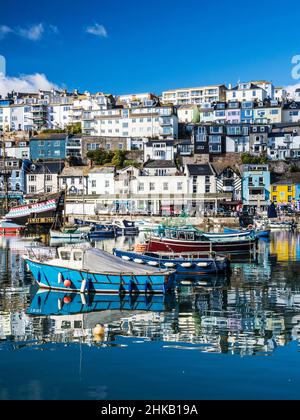 Une journée ensoleillée à Brixham dans le sud du Devon. Banque D'Images