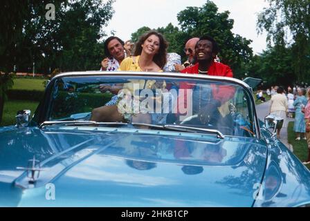 Bananas, Comedy- und Muskshow, Sendereihe, Deutschland 1981 - 1984, Gaststar: Jamaikanischer Reggaesänger Jimmy Cliff im Cabrio mit dem Bananas-Team Banque D'Images