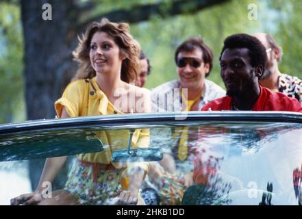 Bananas, Comedy- und Muskshow, Sendereihe, Deutschland 1981 - 1984, Gaststar: Jamaikanischer Reggaesänger Jimmy Cliff im Cabrio mit dem Bananas-Team Banque D'Images