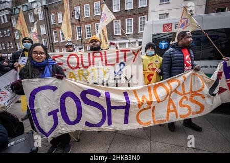 Londres, Royaume-Uni.3rd févr. 2022.Les agents de sécurité de l'hôpital Great Ormond Street Hospital (GOSH) commencent une grève de six semaines du 2nd février au 18th mars.La grève appelle à la fin de l'externalisation et exige des conditions de travail plus équitables et plus équitables, y compris la couverture de maternité, les congés annuels, les blessures et les heures supplémentaires, comme le reste du personnel de l'hôpital.Les gardes DE sécurité DE GOSH sont fiers d'être des travailleurs clés mais affirment qu'ils se sont vu refuser la même reconnaissance et les mêmes récompenses que leurs collègues du NHS.Credit: Guy Corbishley/Alamy Live News Banque D'Images