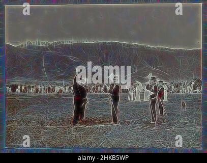 Inspirée par l'assermentation des officiers, cérémonie d'assermentation d'un groupe de trois officiers dans un champ ouvert. Un officier fait le serment d'une main levée. À proximité stand quelques femmes, à une distance plus de public. Insérer photo dans un album de 87 photos sur la construction de la route Gajo sur le Nord de Sumatra, repensée par Artotop. L'art classique réinventé avec une touche moderne. Conception de lumière chaleureuse et gaie, de luminosité et de rayonnement de lumière. La photographie s'inspire du surréalisme et du futurisme, embrassant l'énergie dynamique de la technologie moderne, du mouvement, de la vitesse et révolutionne la culture Banque D'Images