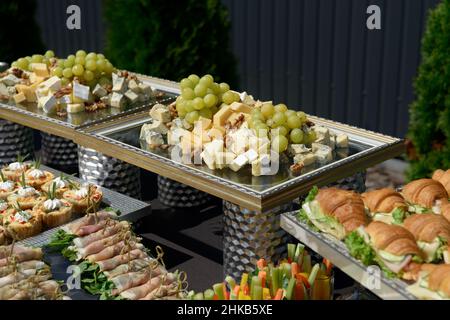 Assiette de fromage avec choix d'entrées sur la table Banque D'Images