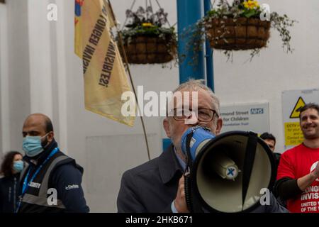 Londres, Royaume-Uni.3rd févr. 2022.Proteste devant l'hôpital pour enfants de la rue Great Ormand par des gardes de sécurité travaillant pour une société privée, prétendument à des conditions pires que le personnel du NHS à l'hôpital.Jeremy Corbyn, ancien chef du parti travailliste, était au crédit de protestation : Ian Davidson/Alay Live News Banque D'Images