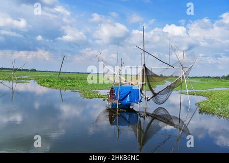 MUNSHIGANJ, BANGLADESH - le 19 août 2017 : filet de pêche pour attraper des poissons à l'Arial, Sreenagar sous caution à Munshiganj, Bangladesh, le 19 août 2017. Arial Banque D'Images